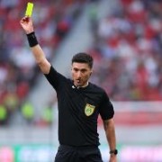 麦麦提江执法申花5胜2平5负，执法泰山3胜2平6负并有3张直红