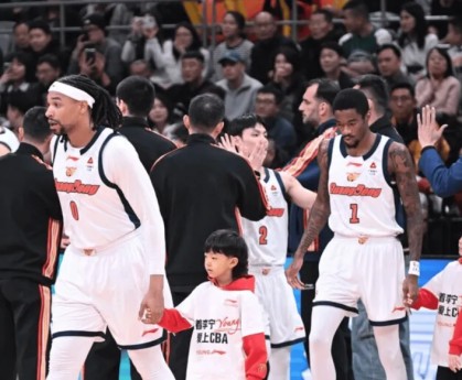 萨林杰半场7中1得到2分5篮板，萨姆纳6中1得到3分3篮板