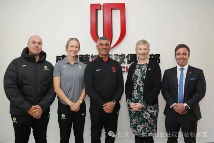 500.com-澳大利亚女足名宿到访成都蓉城俱乐部，与阿洛伊西等亲切交流